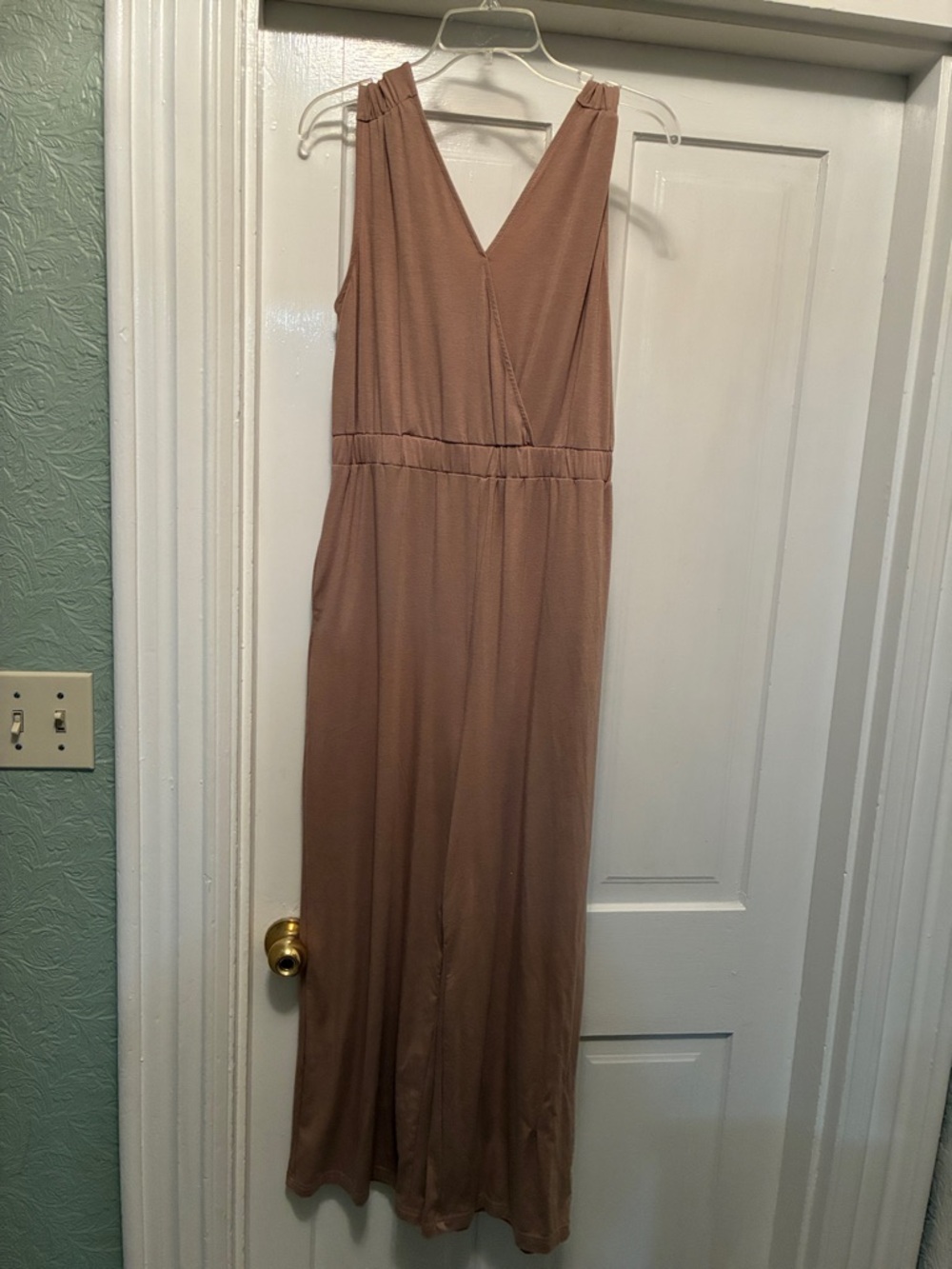 ✴️Sleeveless Surplice Wide-Leg Jumpsuit in Mauve - Picture 3 of 5